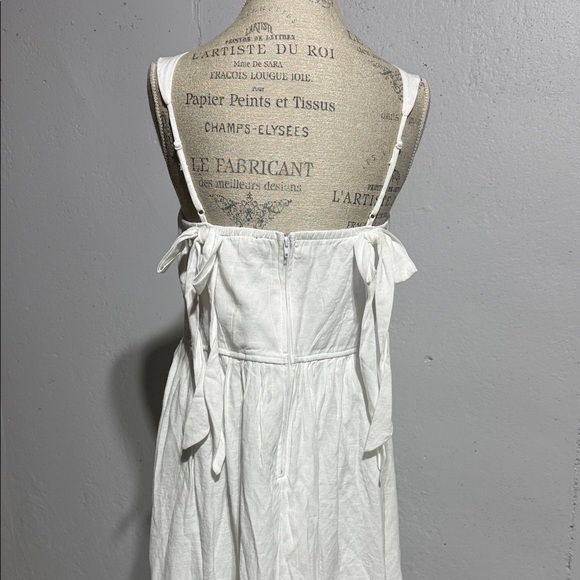 Elegant White Sleeveless Dress - Picture 4 of 12